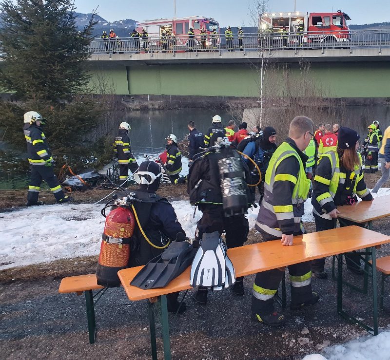 Verkehrsunfall- PKW in Drau- Einsatz für die Taucheinsatzgruppe Villach  (Bild 4)